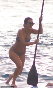 15059996-7165251-Barrel_of_laughs_Kourtney_was_chuckling_even_at_the_moment_she_l-m-51_1561075379139.jpg