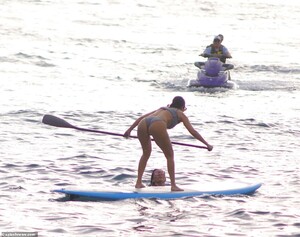 15060058-7165251-Look_Ma_Kourtney_did_manage_to_stand_up_on_the_paddle_board_unas-a-15_1561077889392.jpg