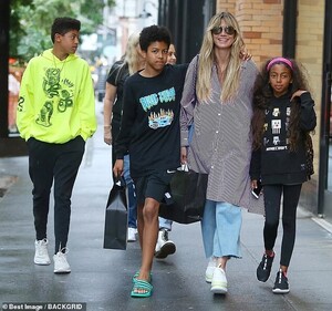 15074328-7164415-Heidi_s_kids_Heidi_Klum_is_spotted_shopping_with_her_kids-m-17_1561101554503.jpg