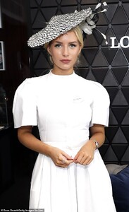15086048-7167325-Opening_up_Lottie_s_appearance_comes_days_after_she_took_to_Inst-a-40_1561128872518.jpg
