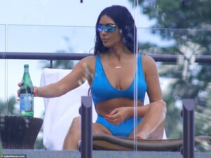 15096486-7168353-Peek_A_peek_at_her_ample_cleavage_was_had_as_the_reality_star_le-a-118_1561145705119.jpg