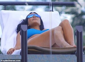15096498-7168353-Rest_and_relaxation_Kim_enjoyed_the_moment_as_she_sat_back_on_th-a-30_1561151040719.jpg
