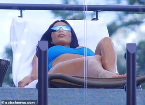 15096510-7168353-Rest_and_relaxation_Kim_enjoyed_the_moment_as_she_sat_back_on_th-a-124_1561145705295.jpg