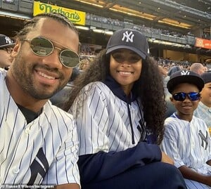 15123492-7170331-image-m-79_1561223174857.thumb.jpg.50d93ebe4cfba833a305a33968bf2249.jpg