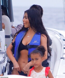 15128334-7170767-Family_day_Also_with_Kim_was_her_eldest_daughter_North_West_six-a-121_1561241000560.jpg