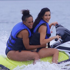 15128358-7170767-Fun_in_the_sun_At_one_point_Kim_added_a_blue_life_jacket_to_her_-a-122_1561241000644.jpg
