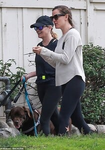 15129062-7170783-BFFs_On_Saturday_Jennifer_Garner_and_Reese_Witherspoon_proved_th-m-8_1561238635343.jpg