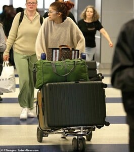 15130890-7171009-Lots_of_luggage_The_star_has_been_busy_lately_as_she_promotes_he-a-13_1561261351338.jpg