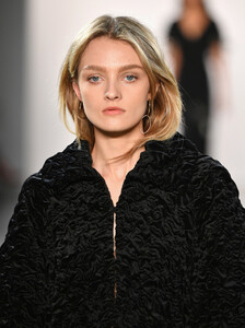 1514056315_ElieTahariRunwayFebruary2019NewYorkpZ_K_Nd-ubex.thumb.jpg.727fe863f78ed8e1b24c70444c73b823.jpg