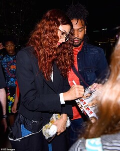 15170548-7173951-Autographs_The_22_year_old_actress_was_all_smiles_while_signing_-a-6_1561358216342.jpg
