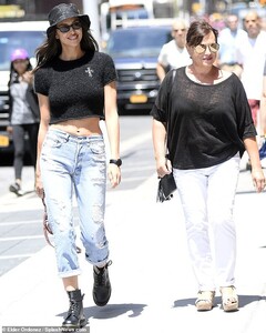 15196014-7176335-Support_from_mom_With_her_mom_by_her_side_Irina_Shayk_appeared_t-m-61_1561404610513.jpg