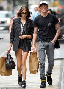15202592-7176881-Model_genes_Kaia_Gerber_17_stepped_out_for_a_shopping_spree_in_N-m-109_1561413207647.jpg