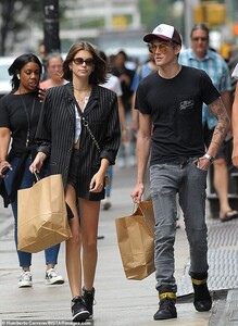 15202596-7176881-Tat_for_sis_The_short_sleeve_tee_allowed_him_to_show_off_his_tat-a-111_1561413299344.jpg