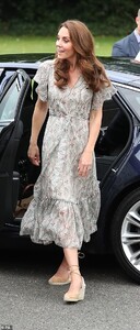 15230068-7179017-Kate_teamed_her_gown_with_tan_seude_espadrille_wedges_while_her_-a-81_1561471137774.jpg