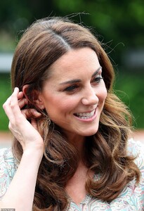 15230070-7179017-Kate_kept_her_jewellery_to_a_minimum_opting_for_just_her_engagem-a-47_1561470401414.jpg
