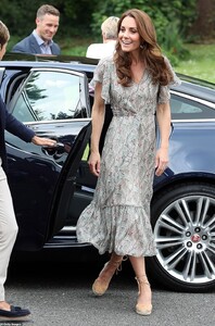 15230072-7179017-The_Duchess_of_Cambridge_was_dressed_perfectly_for_summer_sporti-a-46_1561470401409.jpg