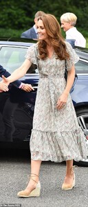 15230764-7179017-The_Duchess_of_Cambridge_greeted_her_welcome_party_with_a_handsh-a-79_1561480168041.jpg