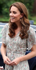 15230770-7179017-Kate_pictured_in_her_stunning_paisley_frock_which_features_a_bel-m-88_1561471311598.jpg