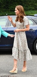 15231040-7179017-A_royal_wave_Kate_greets_her_welcome_party_before_taking_part_in-a-88_1561480168286.jpg