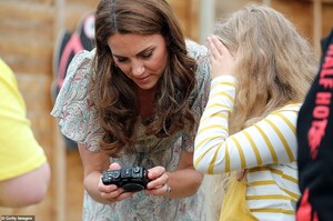 15231562-7179017-The_Duchess_of_Cambridge_and_photographer_Jillian_Edelstein_join-a-83_1561480168172.jpg