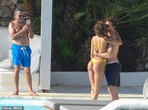 15239670-7180223-Strike_a_pose_The_couple_asked_a_fellow_holidaymaker_to_take_a_s-a-34_1561497538303.jpg