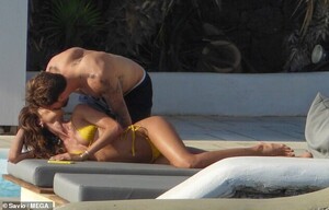 15239674-7180223-Get_a_room_Throughout_Izabel_s_sunbathing_session_Kevin_leaned_i-a-35_1561497538304.jpg