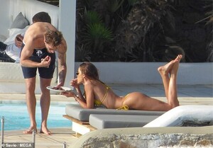 15239718-7180223-Yummy_They_enjoyed_some_snacks_by_the_pool_during_their_trip-a-31_1561497538297.jpg