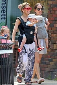 15243392-7180563-Out_and_about_Hilaria_Baldwin_stepped_out_with_her_family_in_Eas-a-28_1561491025014.jpg