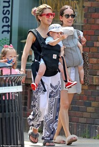 15243392-7180563-Out_and_about_Hilaria_Baldwin_stepped_out_with_her_family_in_Eas-a-28_1561491025014.jpg