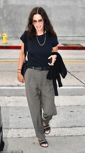 15262646-7182329-Looking_good_Courteney_Cox_looked_stylish_in_a_black_short_sleev-m-167_1561526441603.jpg