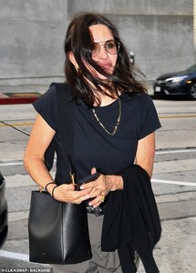 15262652-7182329-Courteney_completed_her_look_by_she_accessorizing_with_a_gold_ne-m-168_1561526591665.jpg
