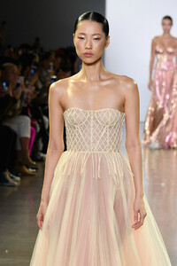 1529645016_CongTriRunwayFebruary2019NewYorkFashionoUkmFKwXizbx.thumb.jpg.b9f5e985eeb890150b7cb7deab7f4900.jpg