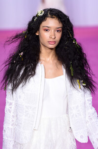 1530694598_LanyuRunwayFebruary2019NewYorkFashion_U6_CuupUwFx.thumb.jpg.871cbb705cfcda987ba6efc29e750db8.jpg