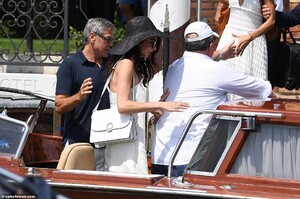 15325822-7187911-Besotted_George_placed_a_protective_arm_around_the_mother_of_his-a-86_1561641129949.jpg