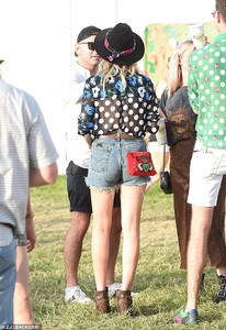15408458-7195203-Finishing_touches_Stepping_out_in_brown_suede_Chelsea_boots_Laur-a-1_1561803451100.jpg