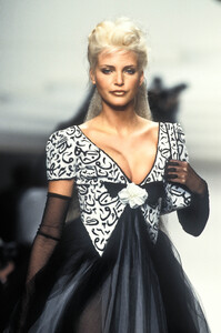 1542734857_Chanel1994HauteCouture200.thumb.jpg.41a129c824ee8cc6b0852ba60667197f.jpg