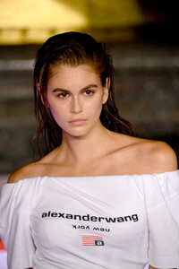 154455543_KaiaGerberAlexanderWangCollection1RunwayU6NK8zA7wIDx.thumb.jpg.f4a684978501284d0db5500e5877b158.jpg