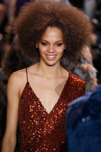 154696613_MichaelKorsCollectionFall2019RunwayShowzCYf8lslFBXx.thumb.jpg.b3de58477c4d7644b2e4cd19afc2d594.jpg