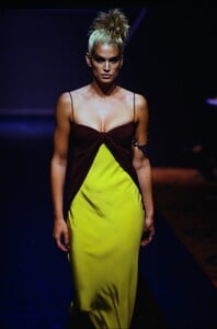 1556805560_valentino-1997-hc(3).thumb.jpg.3ff07faab361685f9315d853d91d57f5.jpg