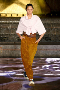 1572008965_AlexanderWangCollection1RunwayzGXllFFA3Wmx.thumb.jpg.da5a45717187e44800b56491b4bfd30d.jpg
