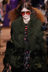 1573459049_MichaelKorsCollectionFall2019RunwayShowx2QKlk0ZIIzx.thumb.jpg.2bfd8ae52632a884d8c853c75f31a8e1.jpg