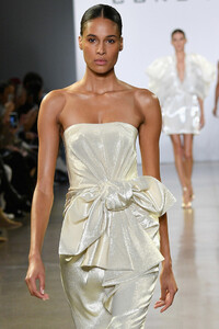157519007_CongTriRunwayFebruary2019NewYorkFashionfJHZyZPp1-ix.thumb.jpg.72431e4a235adb957fd9ce6aea3465d6.jpg