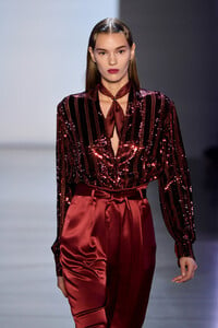 1575426372_SallyLaPointeRunwayFebruary2019NewYork-hbeWqwcCsNx.thumb.jpg.472e0926148c727f25dd931a6d0e42a2.jpg