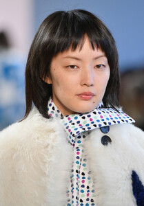 1578140286_ClaudiaLiRunwayFebruary2019NewYorkFashionRN6fSm-a4_Cx.thumb.jpg.dcbd6484c9c295e923d7d796a120e89c.jpg