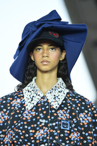 1608018558_MiuMiuClub2020Runway96HnByd8rRRx.thumb.jpg.6fac6acb19d751060f39521dcc06d58b.jpg