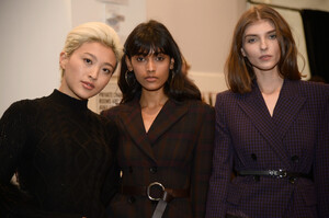 1610675608_ElieTahariBackstageFebruary2019NewYorkB5xqDpQZhEPx.thumb.jpg.a82e8f6e7d1eadb3f144ffe997f437de.jpg