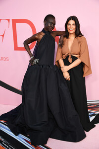 Alek+Wek+CFDA+Fashion+Awards+Arrivals+xiiKLm7-AlMx.jpg