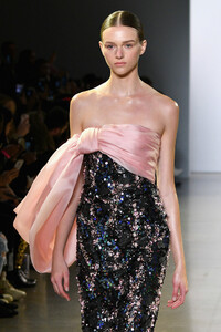 1625842736_CongTriRunwayFebruary2019NewYorkFashionfvsdFCrHpwjx.thumb.jpg.1c96e738cd494b449ba3aa0a34bb745b.jpg