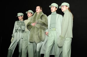 1626223616_SallyLaPointeBackstageFebruary2019NewOS-Ez-yBeL0x.thumb.jpg.90a1ce8d012705d0366e75cb576d4166.jpg
