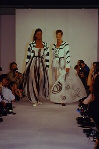 1636409706_isaac-mizrahi-ss-1990-linda(2).thumb.jpg.38acb5ebb2f55bf96a86d6219e325282.jpg